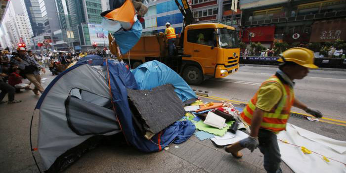 El campamento de manifestantes en una de las principales avenidas de Hong Kong fue retirado en menos de una hora. (Foto: AP)