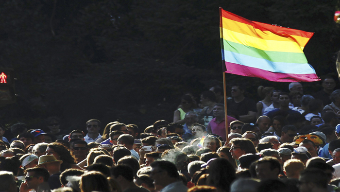 La firma aprobatoria de la ley desencadenó críticas por parte de la comunidad de gays, lesbianas, bisexuales y transexuales (LGBT).