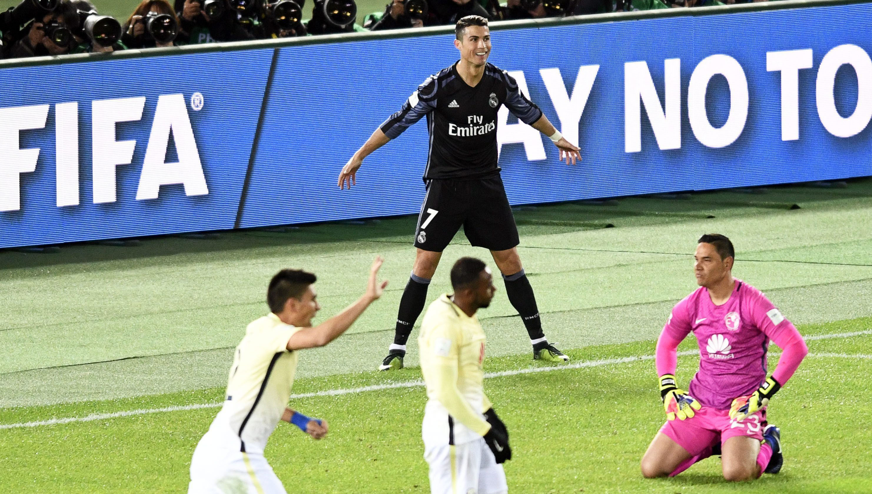 Ronaldo (c, arriba) está en Japón con motivo del Mundial de Clubes.