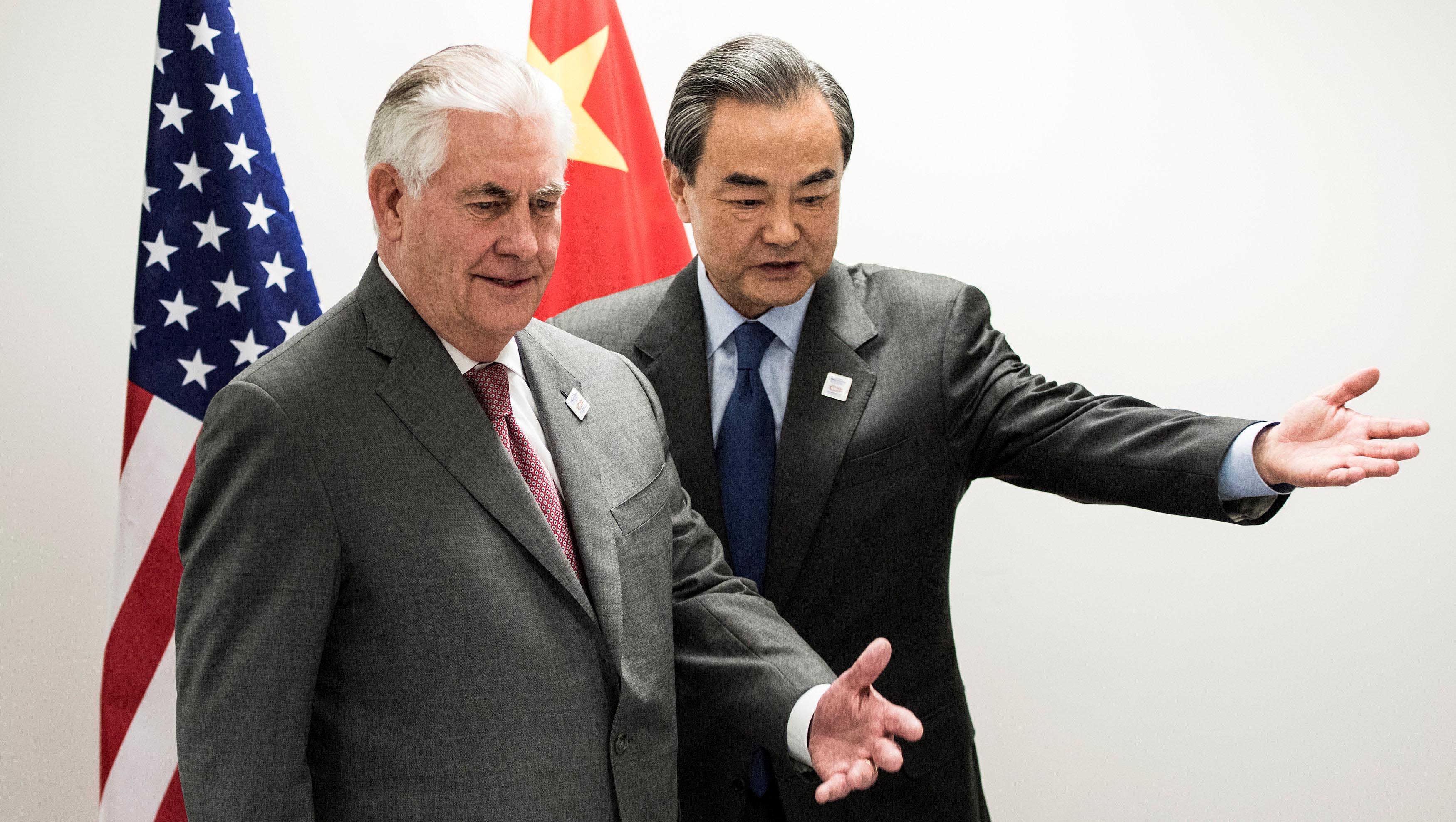 Tillerson (i) y Wang dialogaron en Bonn, Alemania.