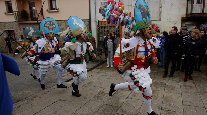 En España este desfile se denominó "Peliqueiros", haciendo alusión a los antiguos recaudadores de impuestos, que perseguían a los aldeanos por las calles que sonaban sus cencerros y golpeaban a los aldeanos con sus palos.