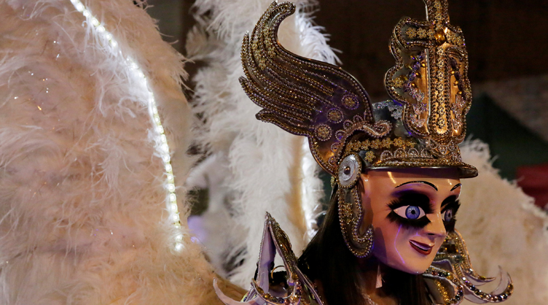 En el Carnaval en Oruro, Bolivia un miembro del grupo Diablada Urus vestida como un ángel desfila por las calles.