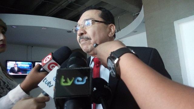 El secretario general del FMLN, Medardo González, expresó a la prensa el rechazo a la actitud injerencista de embajadora estadounidense en San Salvador.