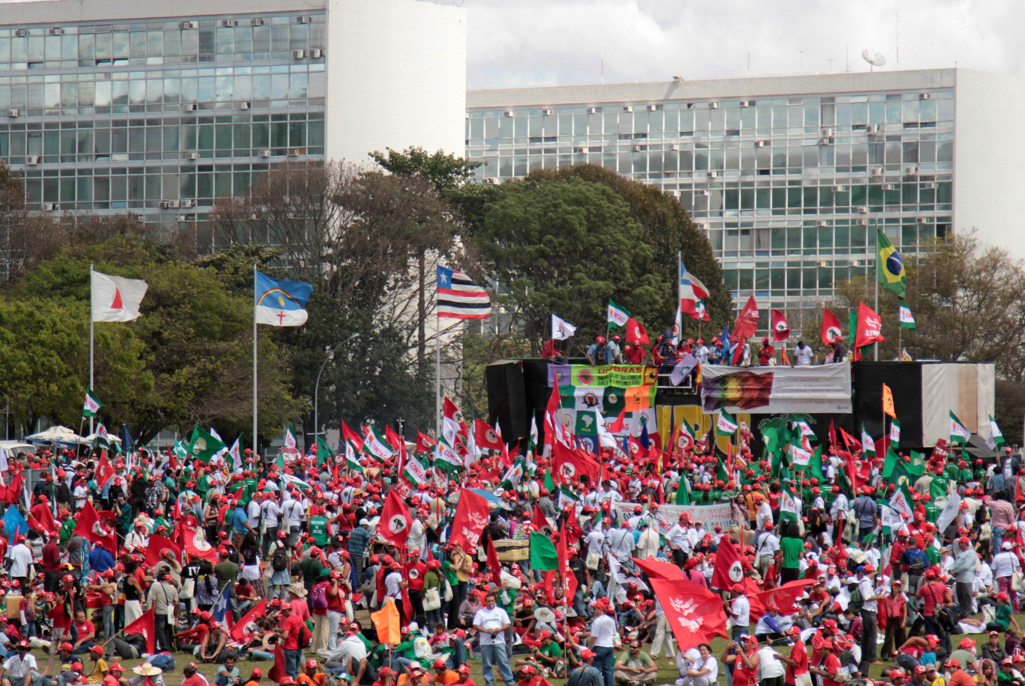 También en otras ciudades de Brasil y en la capital han realizado manifestaciones en contra de la ley de reforma de jubilaciones.