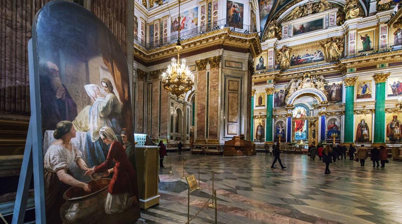 Pinturas, esculturas y mosaicos adornan toda la catedral. A la izquierda se observa el mosaico del 