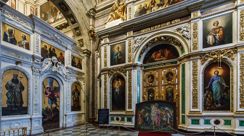 Un centenar de murales y 52 pinturas sobre tela se crearon para la catedral de San Isaac por los mayores representantes de la escuela académica rusa de la época, entre ellos Fiódor Bruni, Karl y Fiódor Briulov, Timoféi Neff.