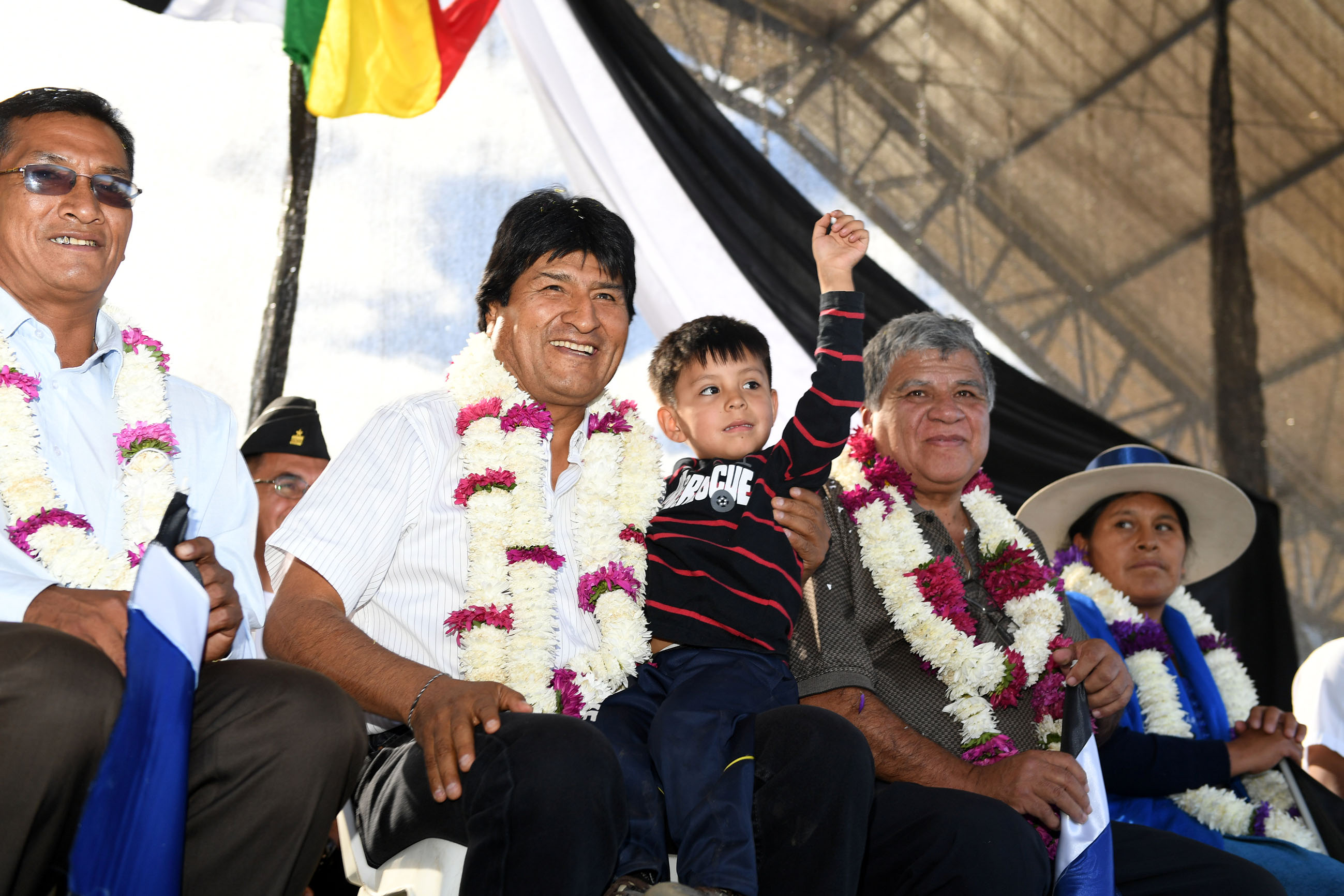 El presidente Evo Morales comparte con pobladores y autoridadades del municipio de Aiquile, en Cochabamba.