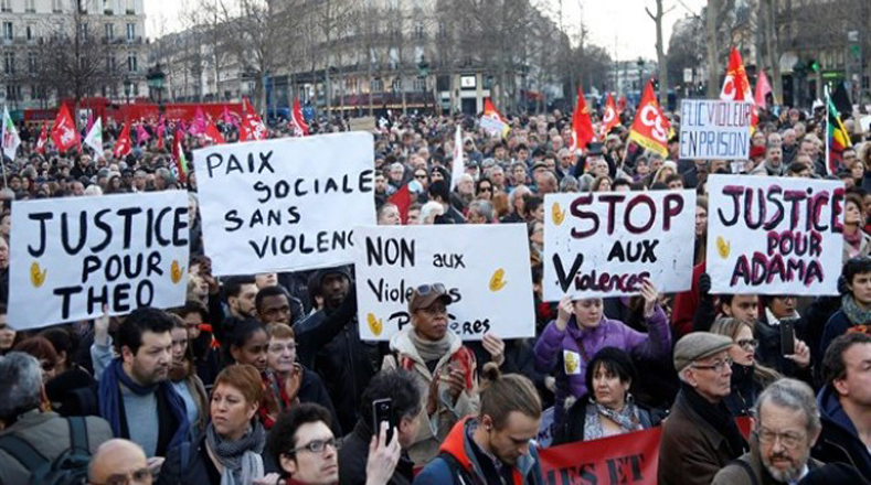 Las protestas en la capital francesa se desarrollan luego de que un oficial de la policía detuviera y violara a un ciudadano afrodescendiente.