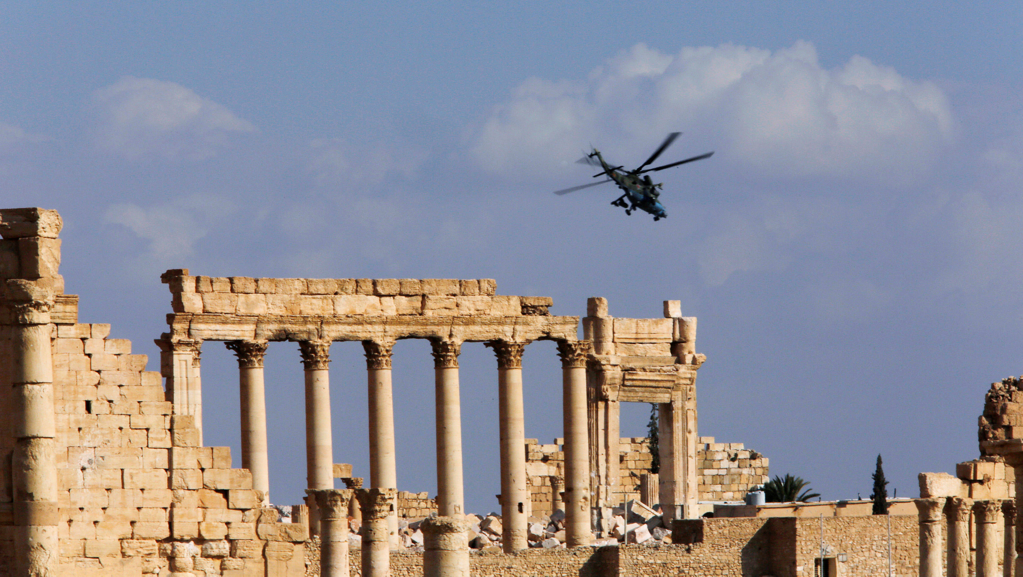 Un helicóptero ruso vuela sobre la histórica ciudad de Palmira.