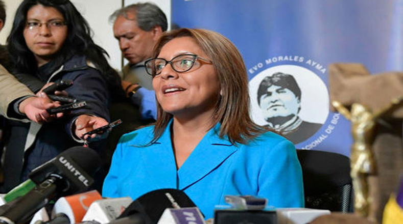 Dos periodistas de la televisión estatal boliviana fueron detenidos en la oficina de migración de Chile mientras intentaban ingresar a ese país.