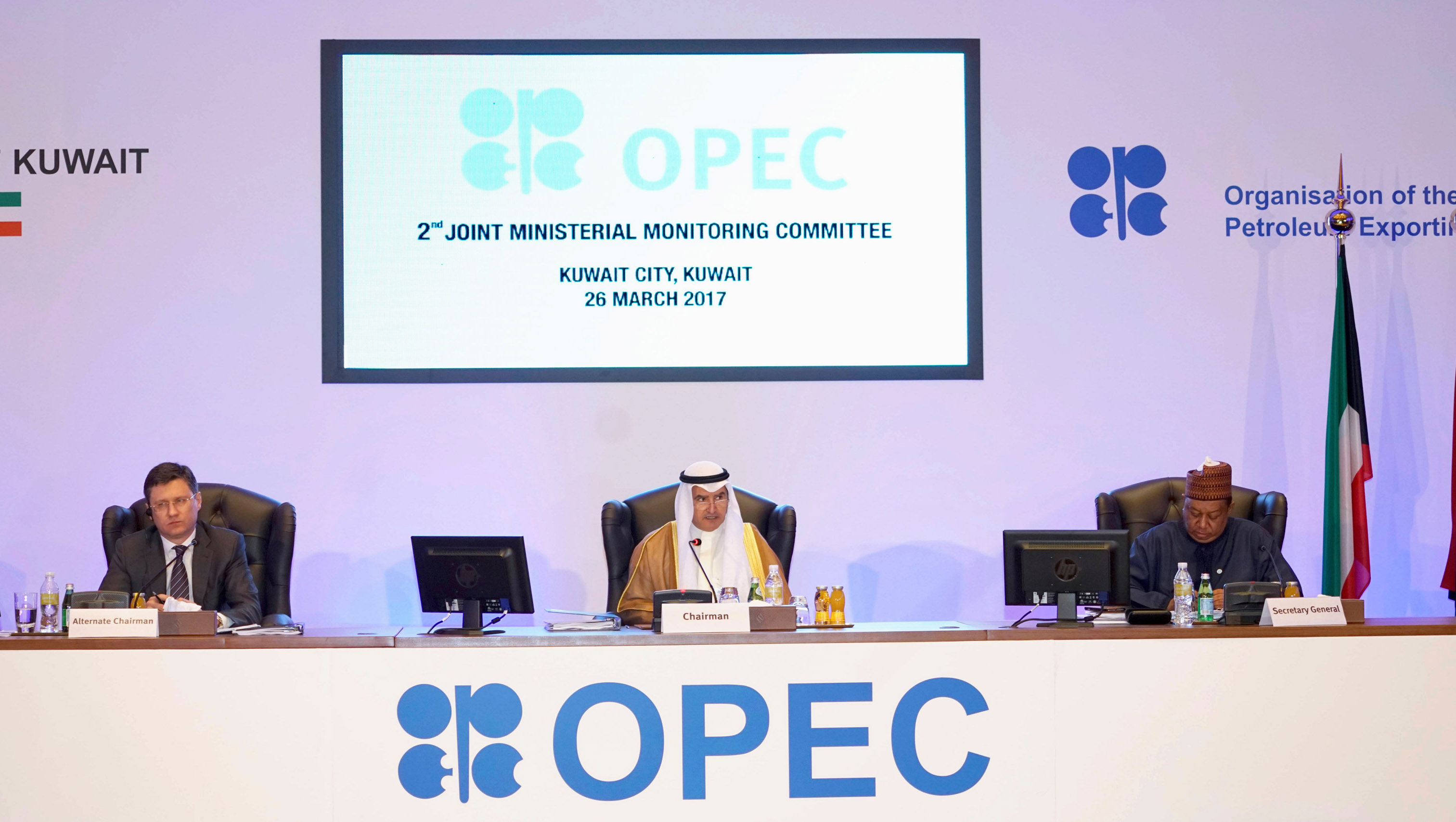 El ministro iraquí de Petróleo, Yabar al Luaibi (c), el ministro ruso de Energía, Alexandr Nóvak (i) y el secretario general de la OPEP, Mohammad Barkindo.