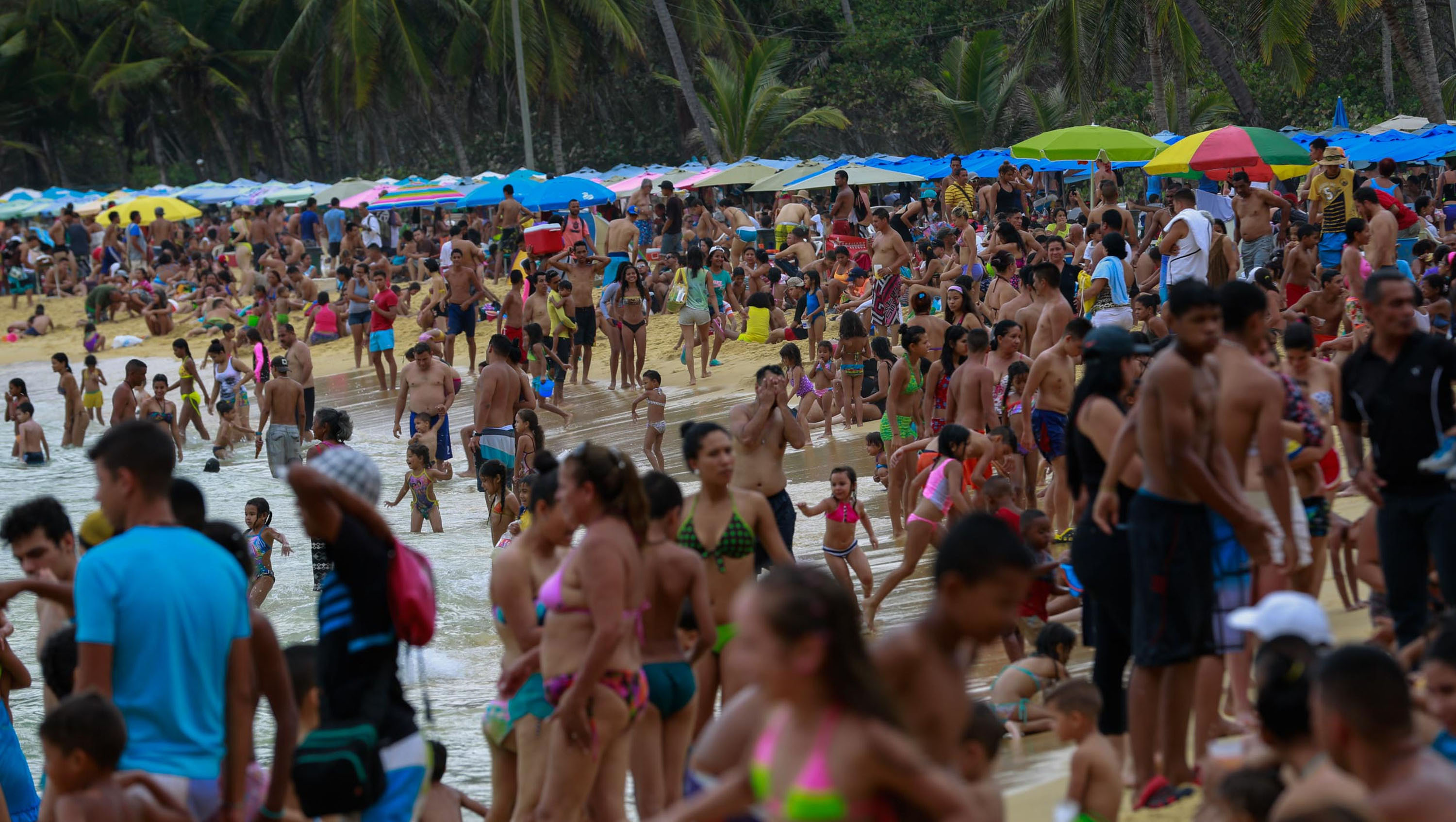Los venezolanos este Viernes Santo en playas de Aragua.