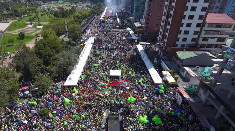 Miles de ciudadanos se concentraron en Quito para celebrar la paz y la democracia tras la victoria de Lenín Moreno.