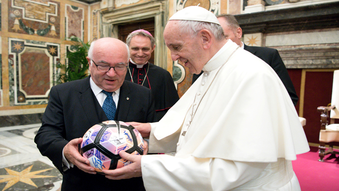 El papa, aficionado al fútbol, recibió en la sede del Vaticano al presidente de la Federación Italiana de Fútbol, Carlo Tavecchio (izquierda).