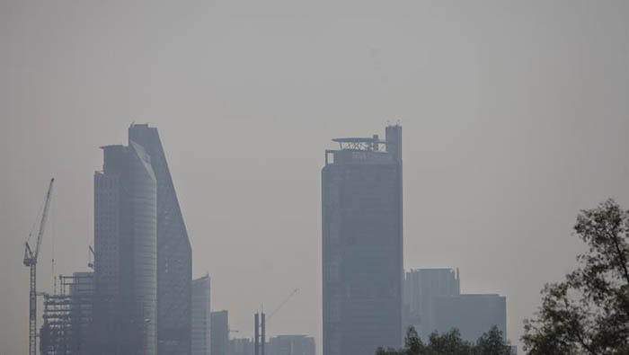 Rascacielos opacados por el smog en Ciudad de México.
