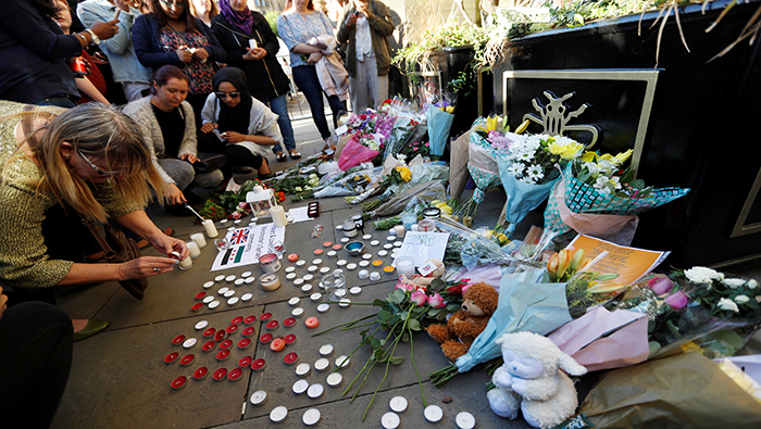 Británicos rinden homenaje a las víctimas del ataque en el Manchester.