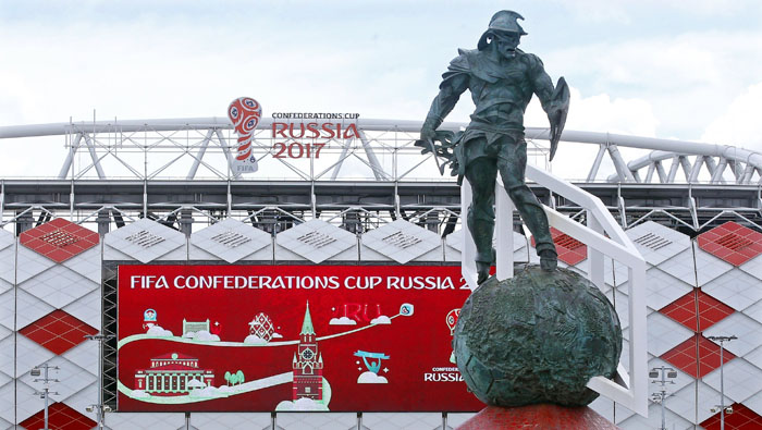 Vista de una estatua que representa a un gladiador delante del estadio Otkrytye Arena, campo del Spartak, en Moscú.