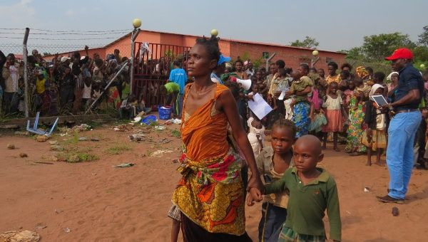 Mujeres y niños de República Democrática del Congo a su llegada a Angola. Huyeron de los ataques de milicias en la región de Kasai.
