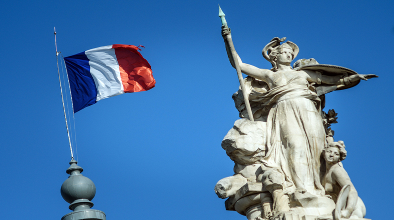El Grand Palais de París, capital francesa, se mostró este sábado a media asta ante los hechos terroristas.