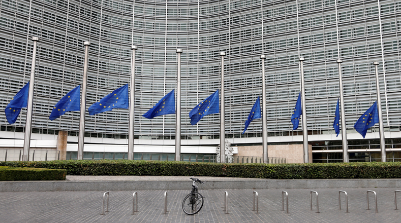 Todas las banderas de la UE, presentes en la sede de la Comisión Europea en Bruselas, también estuvieron a media asta.