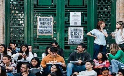 Recientemente, la Universidad de Buenos Aires se declaró en emergencia presupuestaria y alertó que sólo podrá funcionar por unos meses.