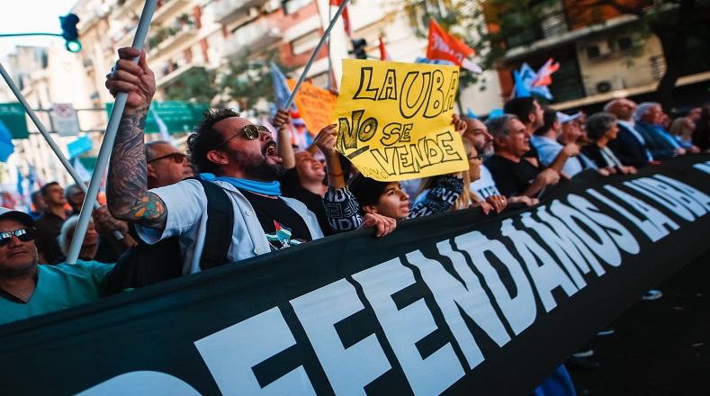 La marcha fue convocada por el Frente Sindical de Universidades Nacionales, la Federación Universitaria Argentina (FUA) y el Consejo Interuniversitario Nacional 