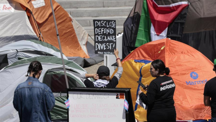 Estudiantes de la Universidad de California Berkeley ocupan un campamento frente al Sproul Hall, el edificio administrativo del campus.