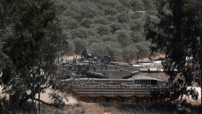 Un tanque israelí patrulla a lo largo de la parte norte de la frontera con la Franja de Gaza, en el sur de Israel.